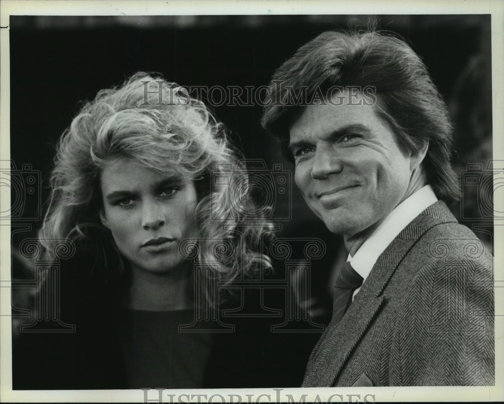1985 Press Photo Nicollette Sheridan and John Davidson in &quot;Murder of the Rocks&quot;- Historic Images