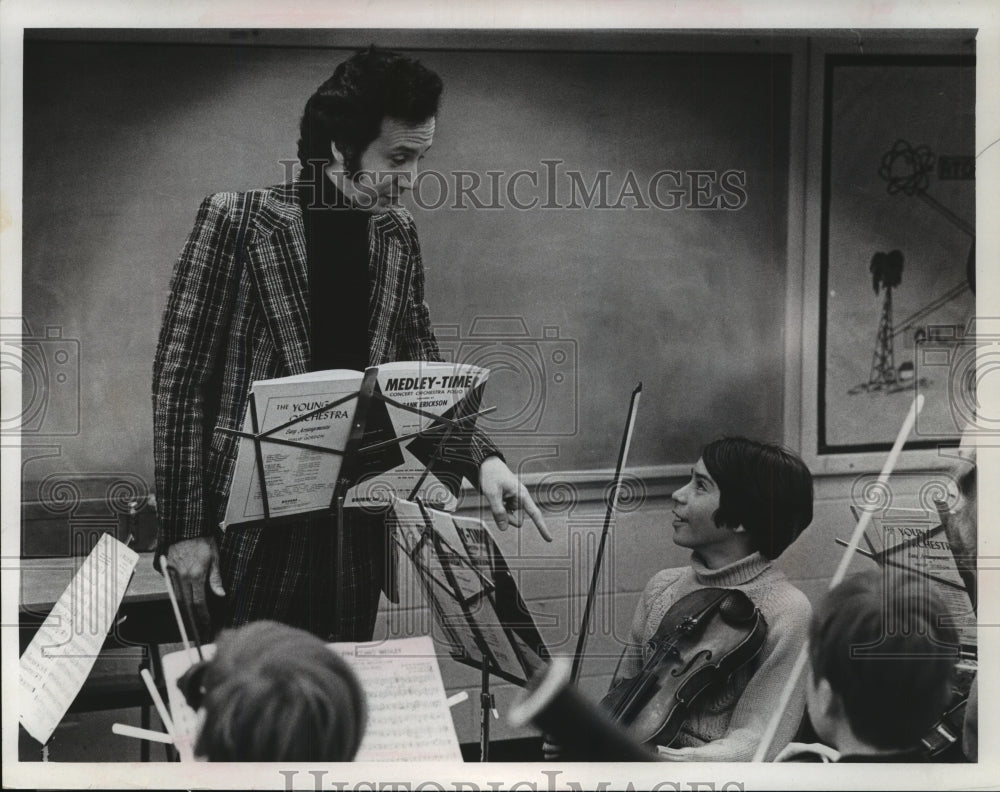 1974 Press Photo Violinist Alvaro Tovar gets advice from John Covelli, Milwaukee- Historic Images