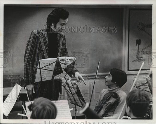 1974 Press Photo Violinist Alvaro Tovar gets advice from John Covelli, Milwaukee- Historic Images