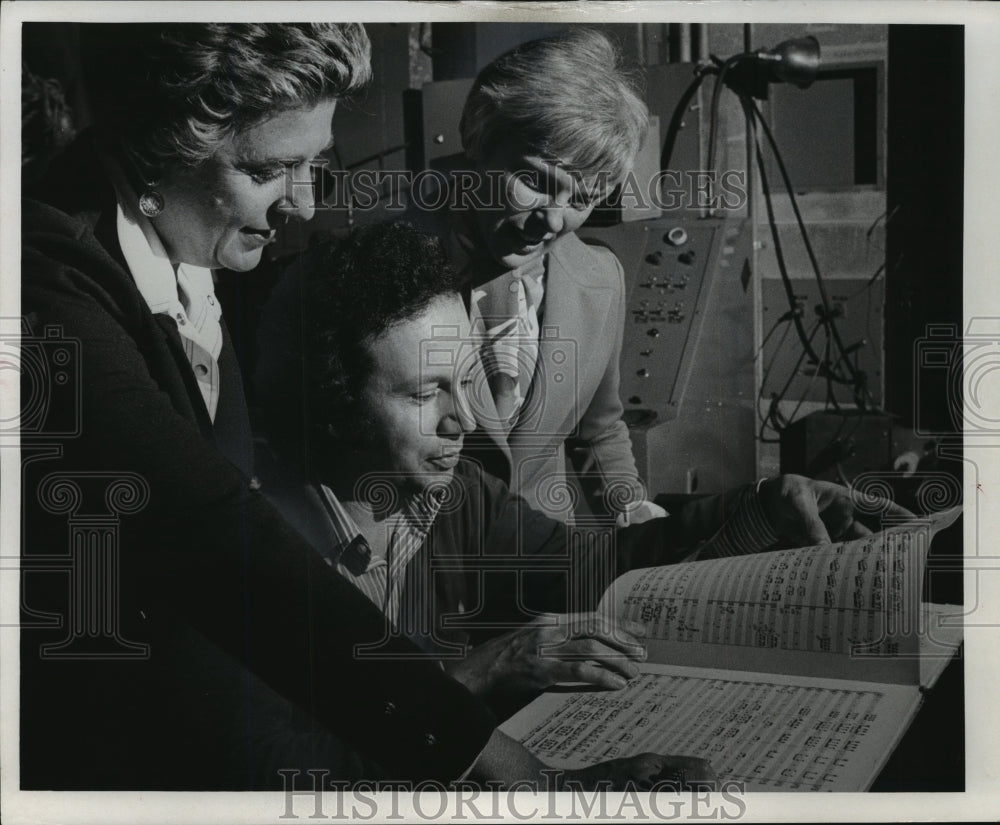 1975 Press Photo John Covelli with Mrs. John Monroe, Jr and Mrs. Gene C.Harrison- Historic Images