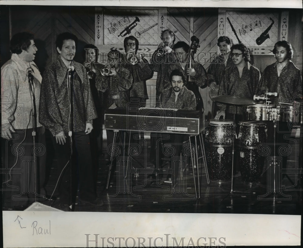 1977 Press Photo Raul Correa and his La Senora Sensacion - mjp08545- Historic Images