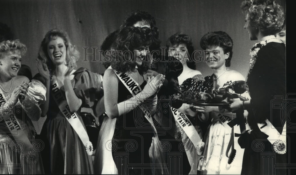 1988 Press Photo Anne Marie Morris crowned Miss Waukesha County Fair - mjp08569- Historic Images