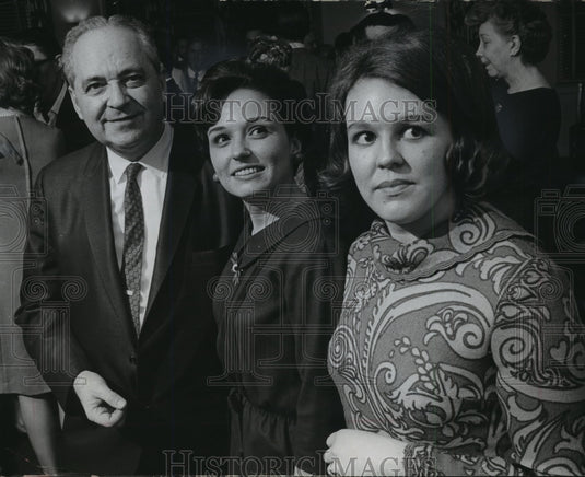 1968 Press Photo Leo Kopp talks with first place Opera winner Mrs. Donald Craig.- Historic Images