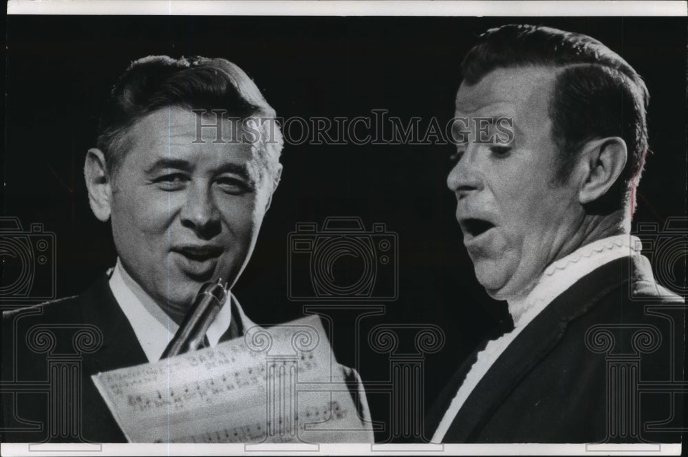 1968 Press Photo Mayor Maier and Dennis Day sing at tree lighting program.
