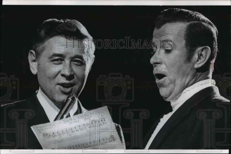 Load image into Gallery viewer, 1968 Press Photo Mayor Maier and Dennis Day sing at tree lighting program.
