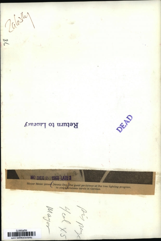 1968 Press Photo Mayor Maier and Dennis Day sing at tree lighting program.