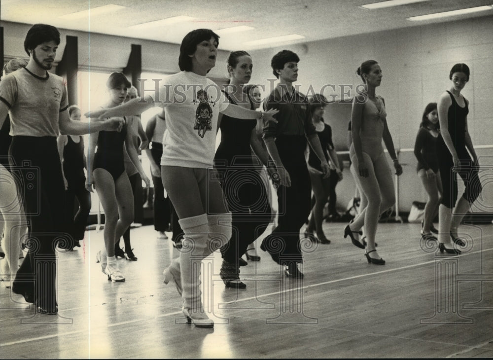 1979 Press Photo Denise DiRenzo, Chorus Line, teaching at Performing Arts Center- Historic Images