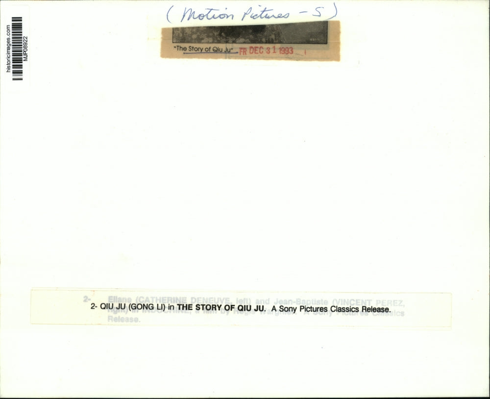 1993 Press Photo Gong Li in a scene from The Story Of Qiu Ju. - mjp08922