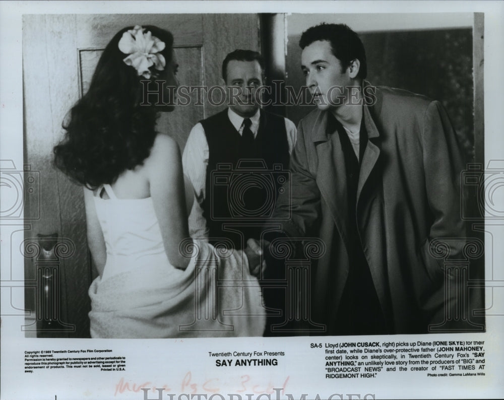 1989 Press Photo John Cusack, Ione Skye, John Mahoney in "Say Anything" Movie- Historic Images