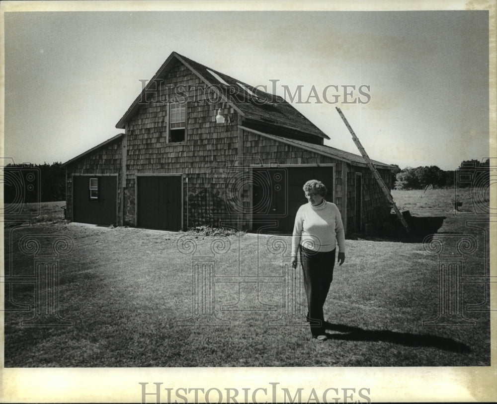 1982 Press Photo Artist Betty Cyrus outside her renovated retreat and studio.- Historic Images