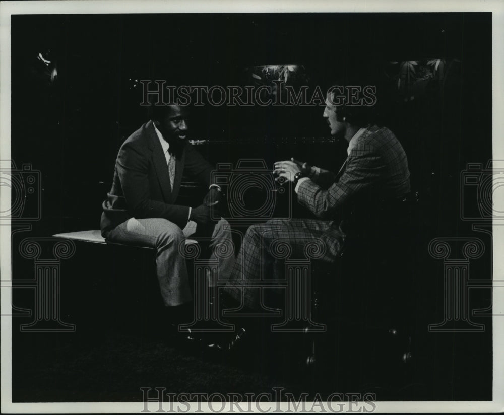 1974 Press Photo John Owen and jazz musician Buddy Montgomery on Second Glance.- Historic Images