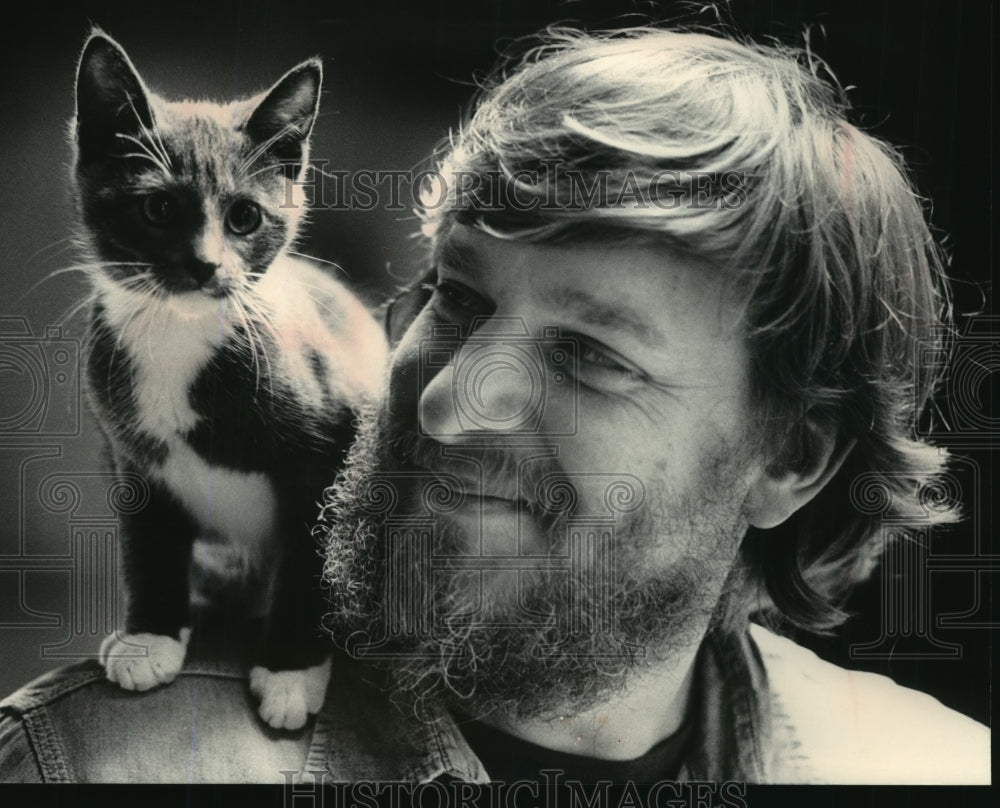 1984 Press Photo John Dietrich of Ellison Bay Pottery, with his cat, Whittaker.- Historic Images