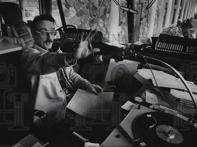 Load image into Gallery viewer, 1975 Press Photo Joe Dorsey, Milwaukee area disc jockey. - mjp09182
