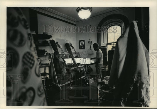 1984 Press Photo Richard Davis with his gold record in his practice room.- Historic Images