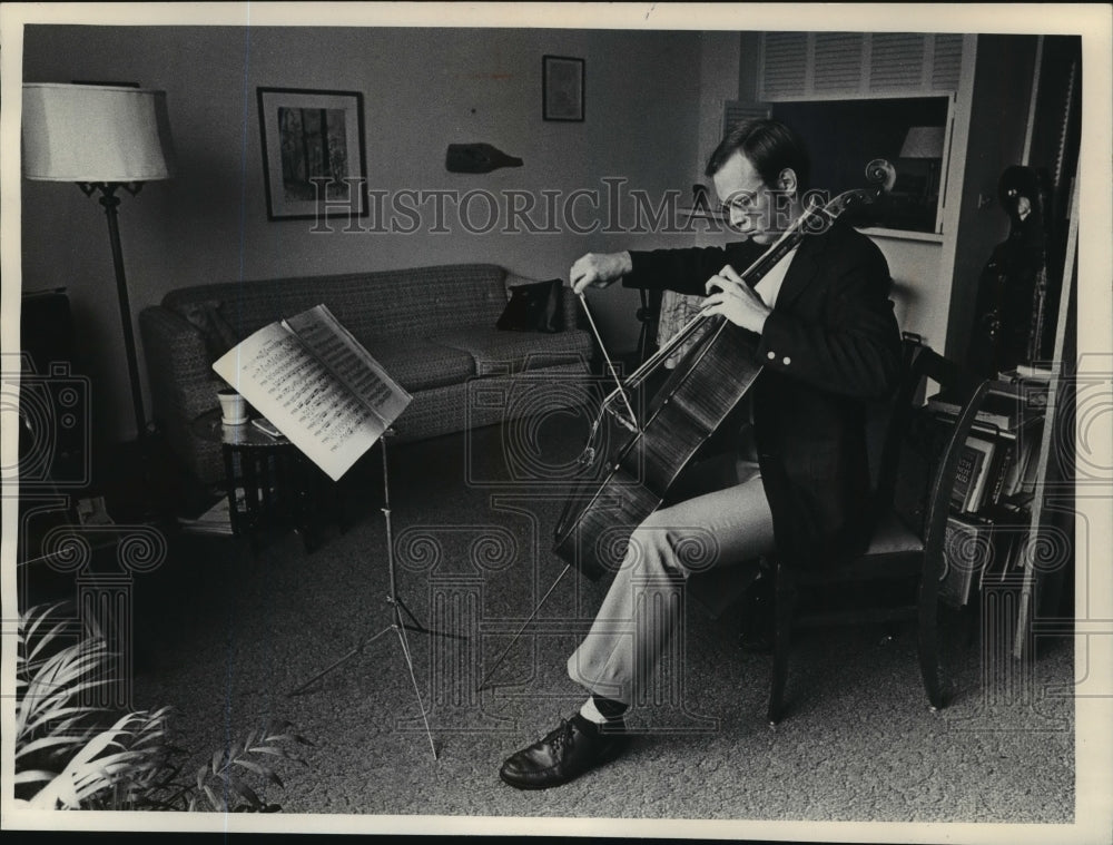 1977 Press Photo Steven Doane, American cellist and recitalist, in Milwaukee.