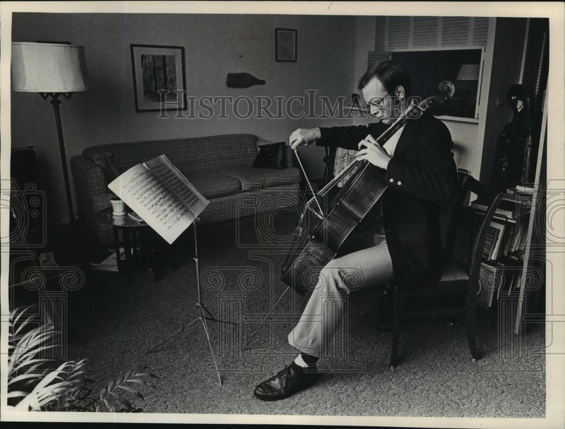 Load image into Gallery viewer, 1977 Press Photo Steven Doane, American cellist and recitalist, in Milwaukee.
