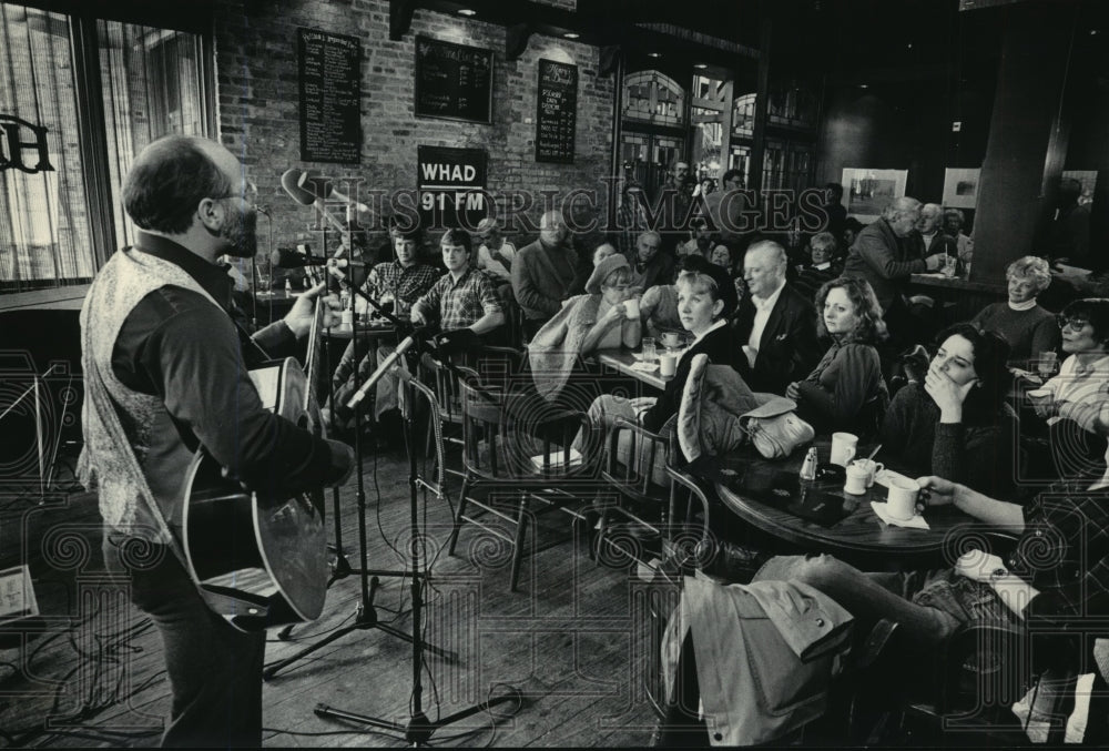1984 Press Photo Folk singer David Drake performs at Henry&#39;s Pub in Milwaukee.