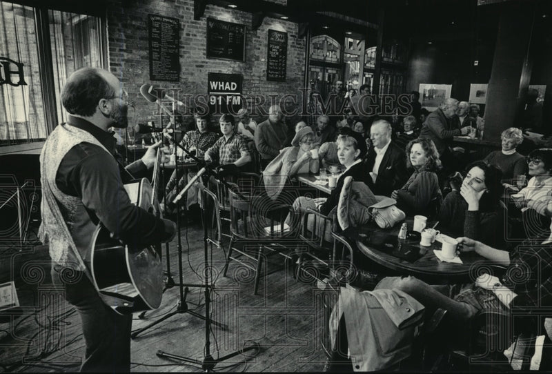 Load image into Gallery viewer, 1984 Press Photo Folk singer David Drake performs at Henry's Pub in Milwaukee.
