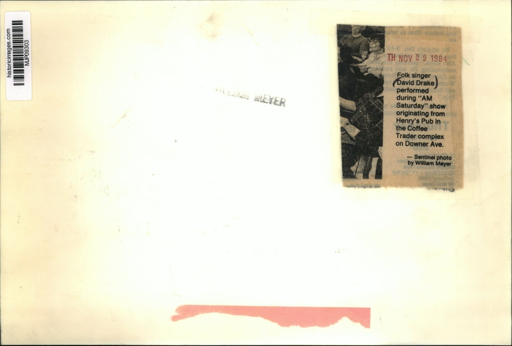 1984 Press Photo Folk singer David Drake performs at Henry's Pub in Milwaukee.