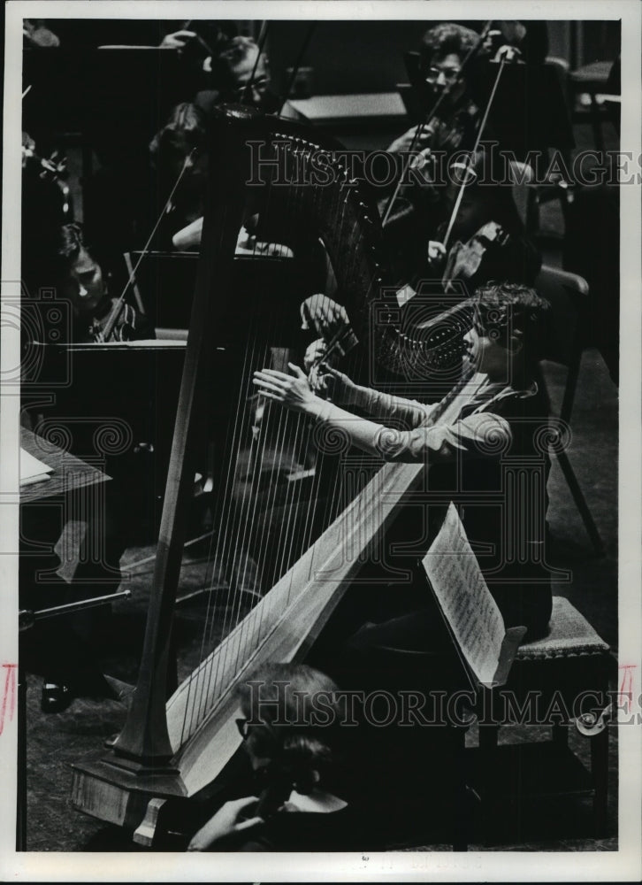 1977 Press Photo Harpist Victoria Drake guests with Milwaukee Civic Orchestra.- Historic Images