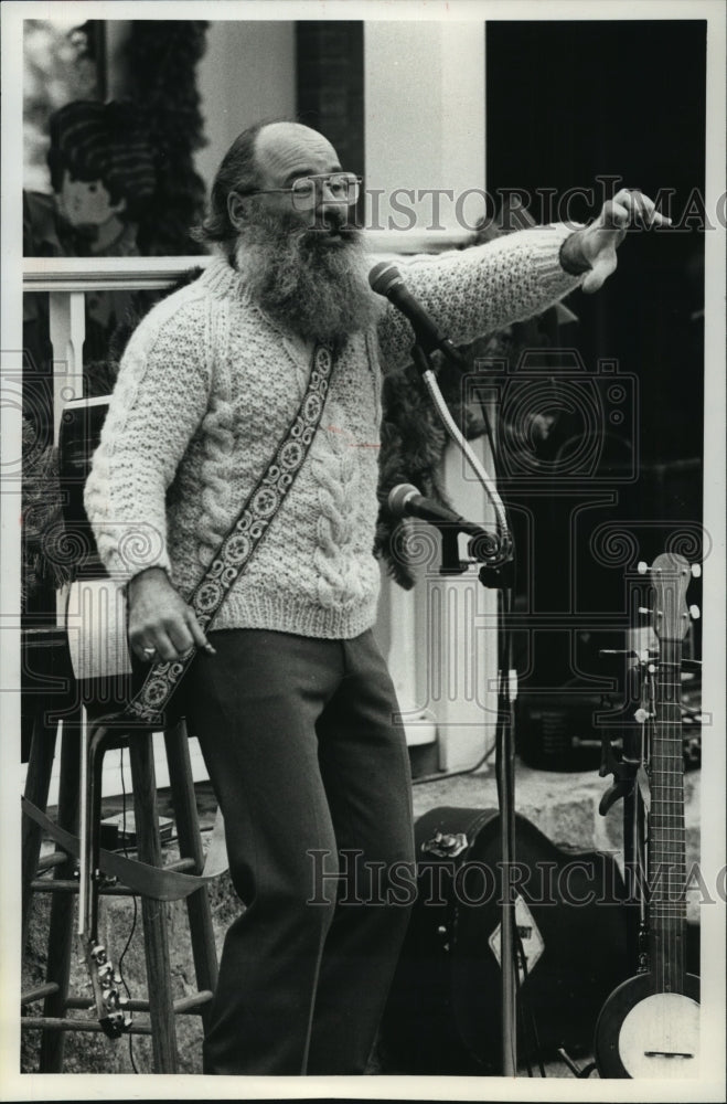 1989 Press Photo Folk Singer David Drake, Mitchell Park Domes Christmas Concert- Historic Images