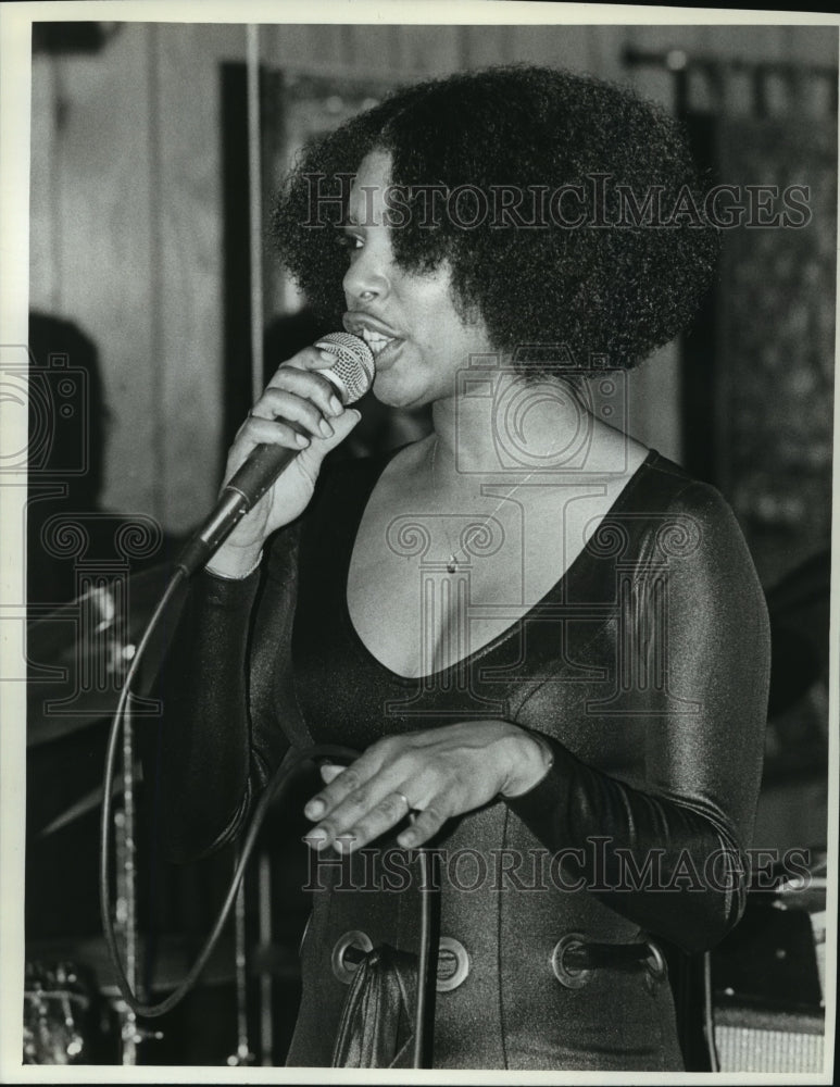 1982 Press Photo Marcia Cunningham, vocalist for the Al Anderson Trio at Pandl&#39;s- Historic Images