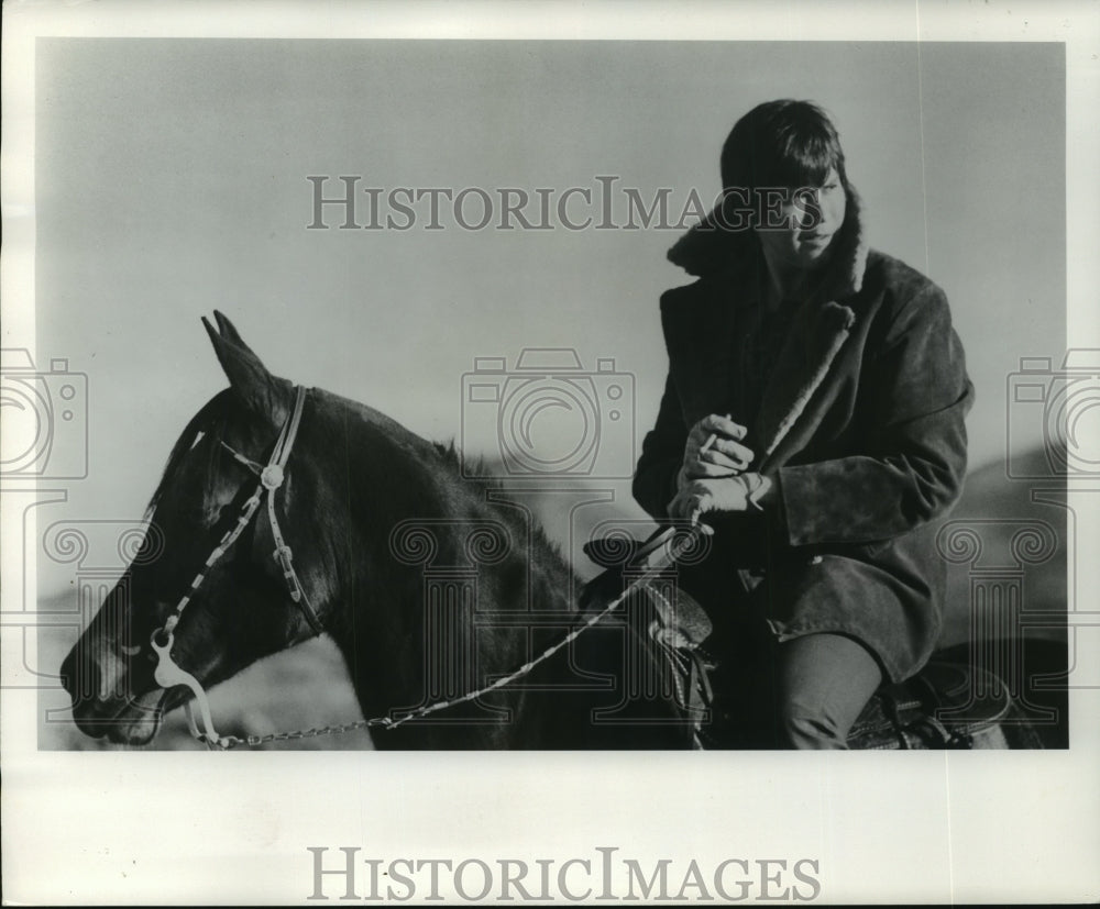 1972 Press Photo Singer Wayne Newton on Horseback - mjp10143