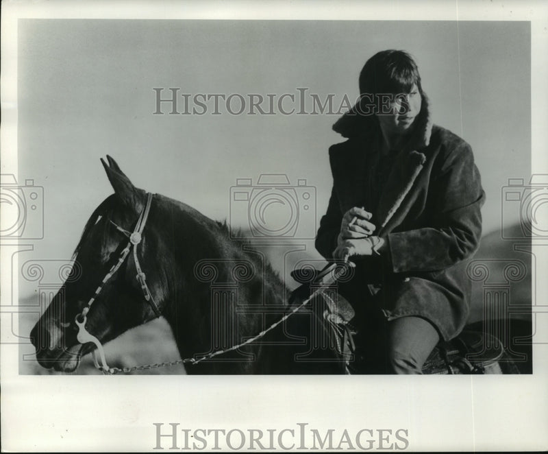 Load image into Gallery viewer, 1972 Press Photo Singer Wayne Newton on Horseback - mjp10143
