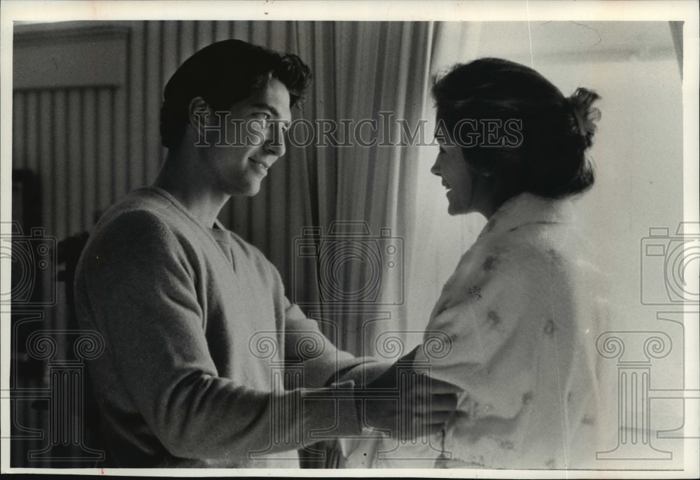 1990 Press Photo Julia Roberts and Dylan McDermott star in Steel Magnolias.- Historic Images