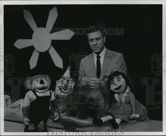 1968 Press Photo Jim Ebner and Milwaukee helpers at the Children's Fair.- Historic Images