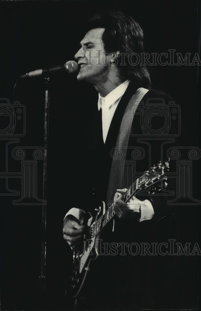 1984 Press Photo Lead singer Ray Davies performs with The Kinks in Milwaukee.- Historic Images