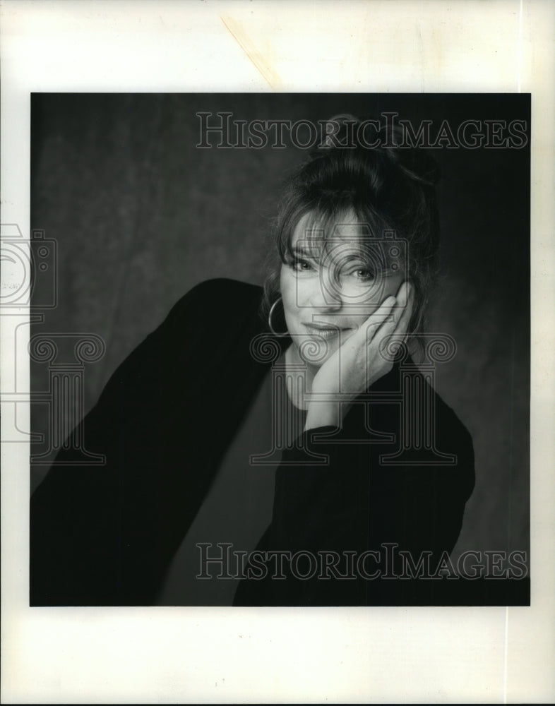1993 Press Photo Journalist Linda Ellerbee announces she&#39;s cancer free.- Historic Images