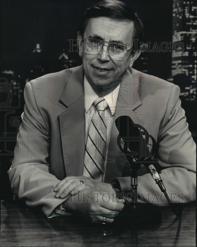 1987 Press Photo TV preacher Vic Eliason at his Milwaukee studio. - mjp10836- Historic Images