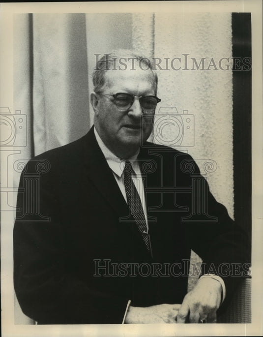 1961 Press Photo Milton Cross, announcer for the Metropolitan Opera Radio show.- Historic Images