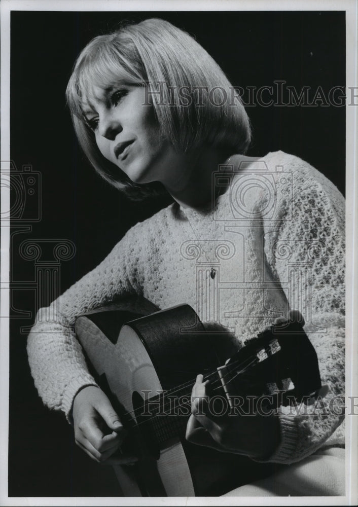1966 Press Photo Madeleine Davey performs at youth folk song festival.- Historic Images