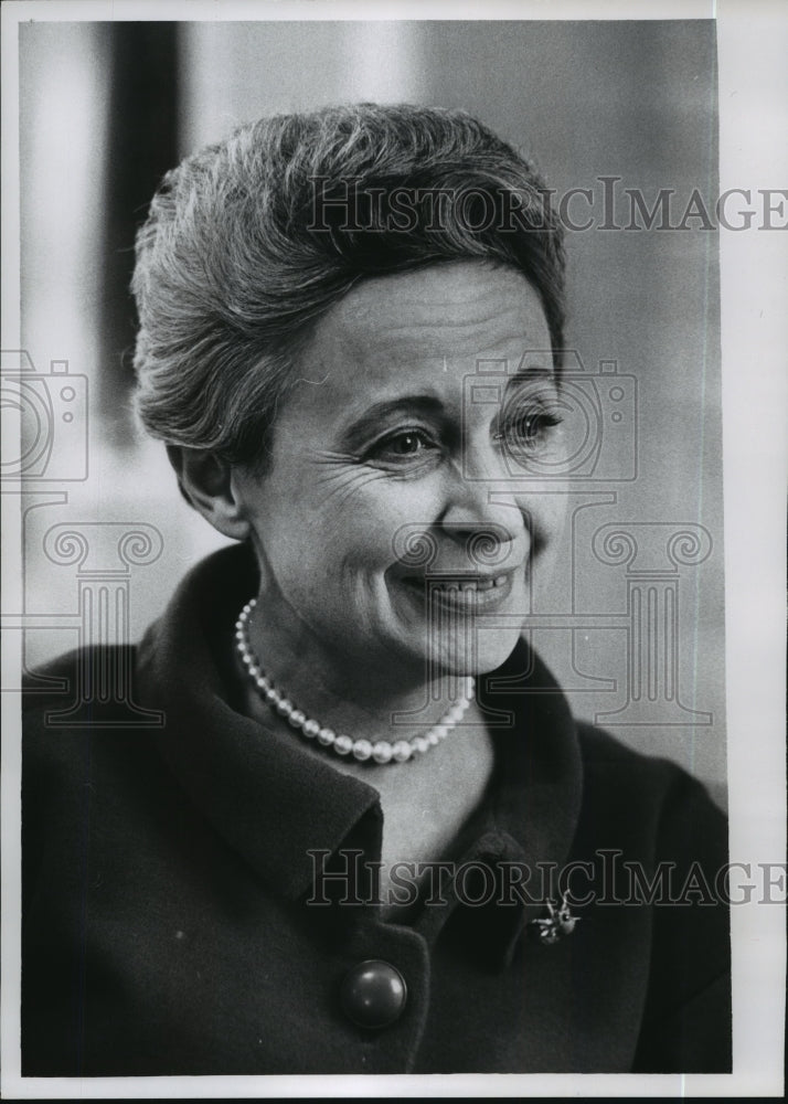 1964 Press Photo Genevieve Antoine Dariaux, author of French magazine feature.- Historic Images