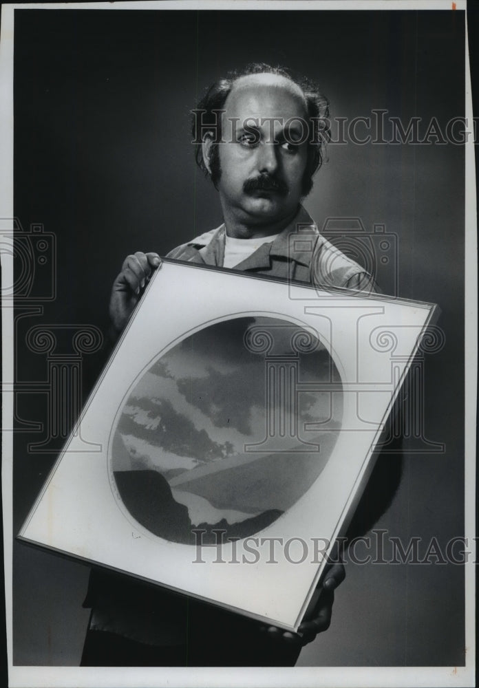 1977 Press Photo Truckdriver-artist Michael Dodson with a landscape print.- Historic Images