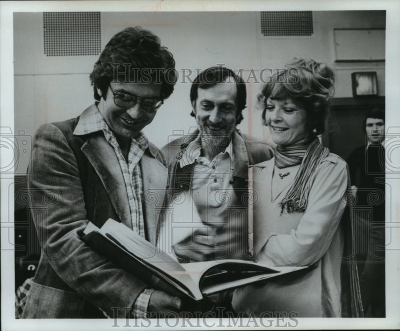 Load image into Gallery viewer, 1976 Press Photo Ed Evanko and Tom Aldredge rehearse for Rex. - mjp11543
