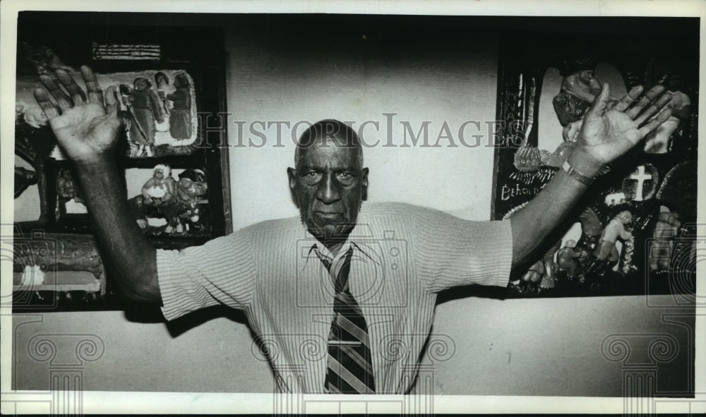 1980 Press Photo Milwaukee artist Josephus Farmer with his exhibits. - mjp11555- Historic Images