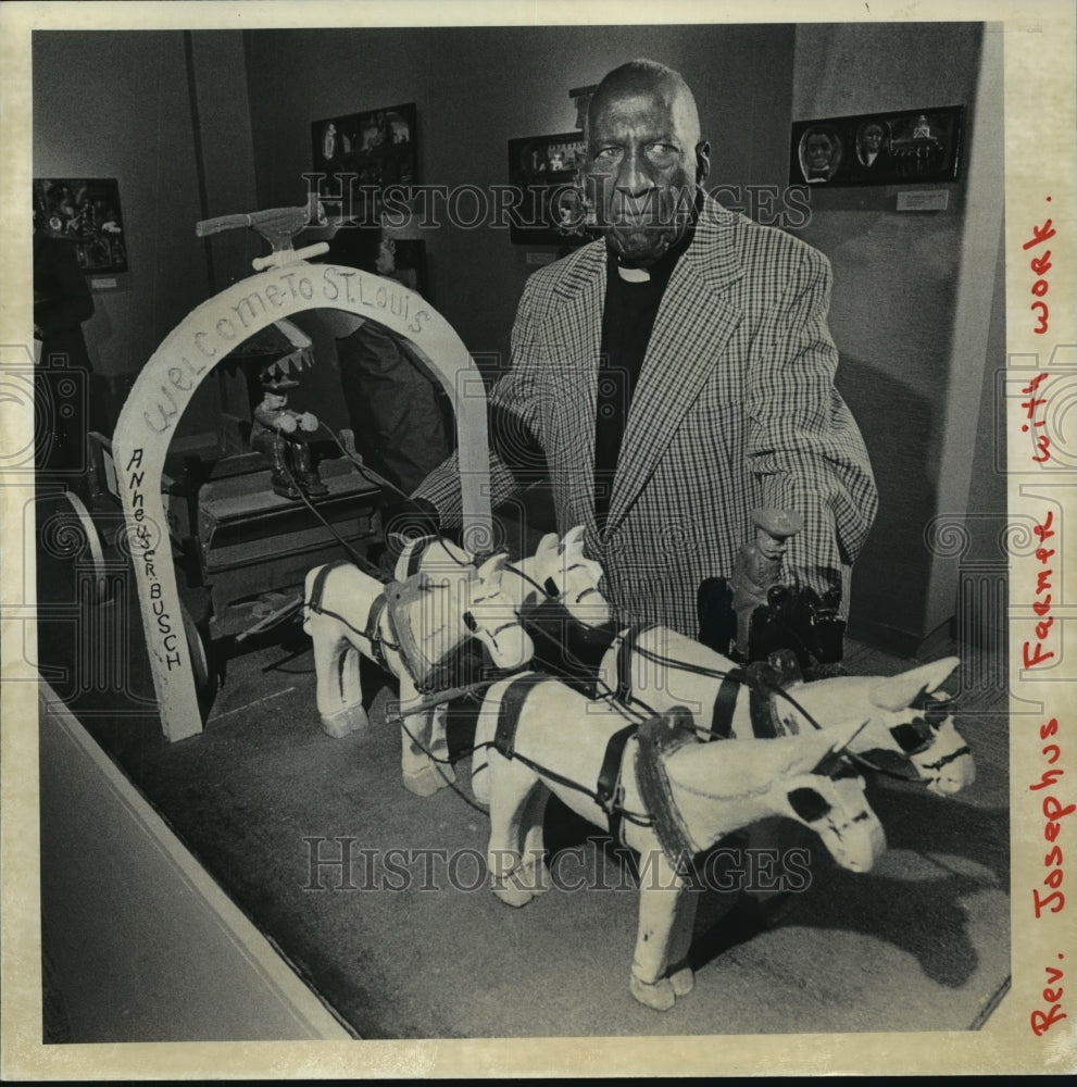 1982 Press Photo Reverend Josephus Farmer poses with his 1981 woodcarving.- Historic Images