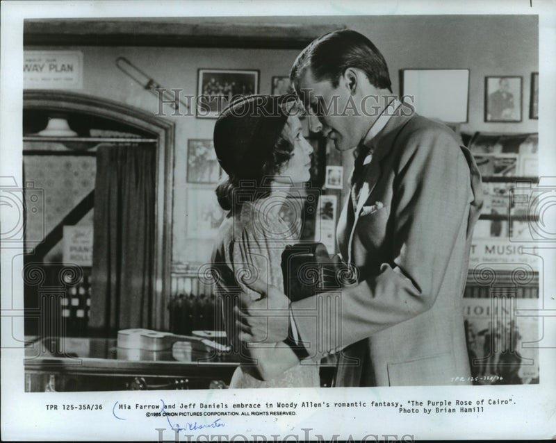 Load image into Gallery viewer, 1985 Press Photo Mia Farrow, Jeff Daniels in "The Purple Rose of Cairo" Movie

