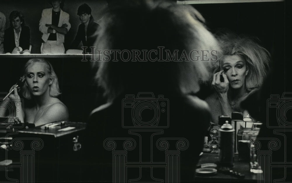 1995 Press Photo Fabulous Fakes Performers Applying Makeup at Club 219- Historic Images