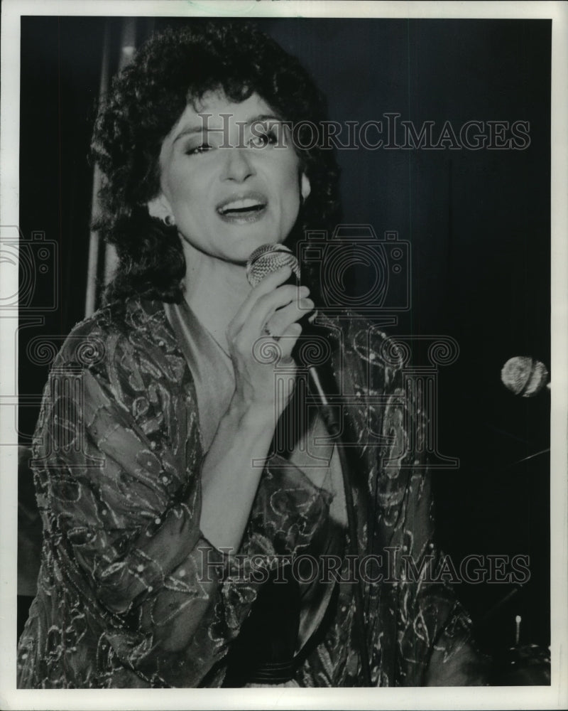 1983 Press Photo Mary Duff and Company entertain at the Pfister Hotel.- Historic Images