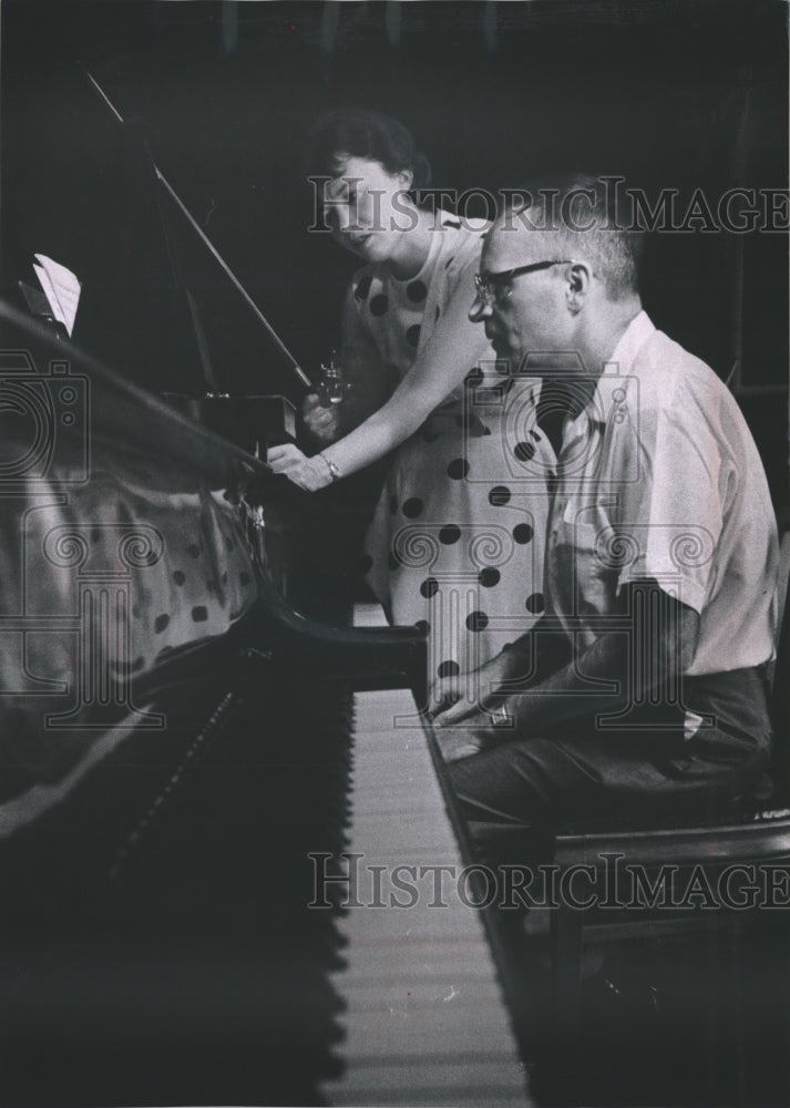 1963 Press Photo Violinist Barbara Fraser rehearses with LeRoy Umbs - mjp13459- Historic Images