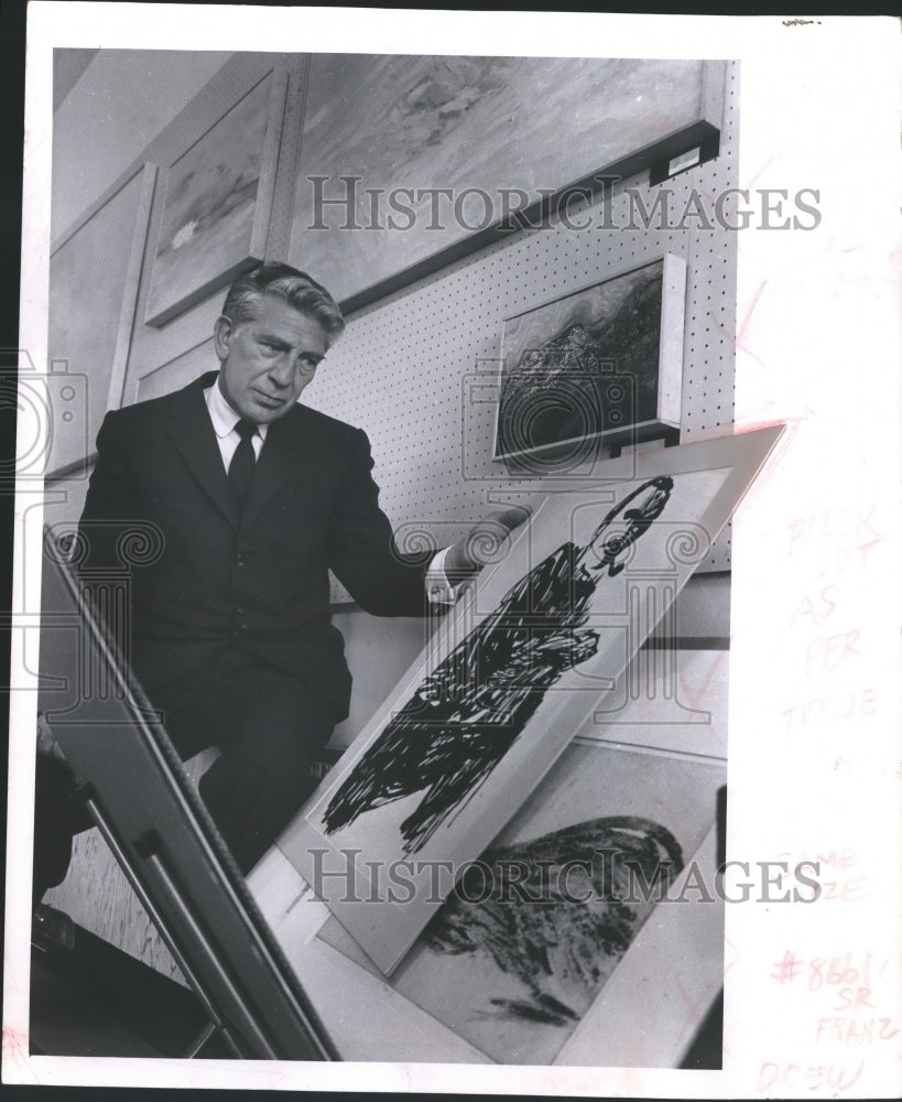 1963 Press Photo Eduard Franz inspects pictures at Fredricks gallery, Wauwatosa