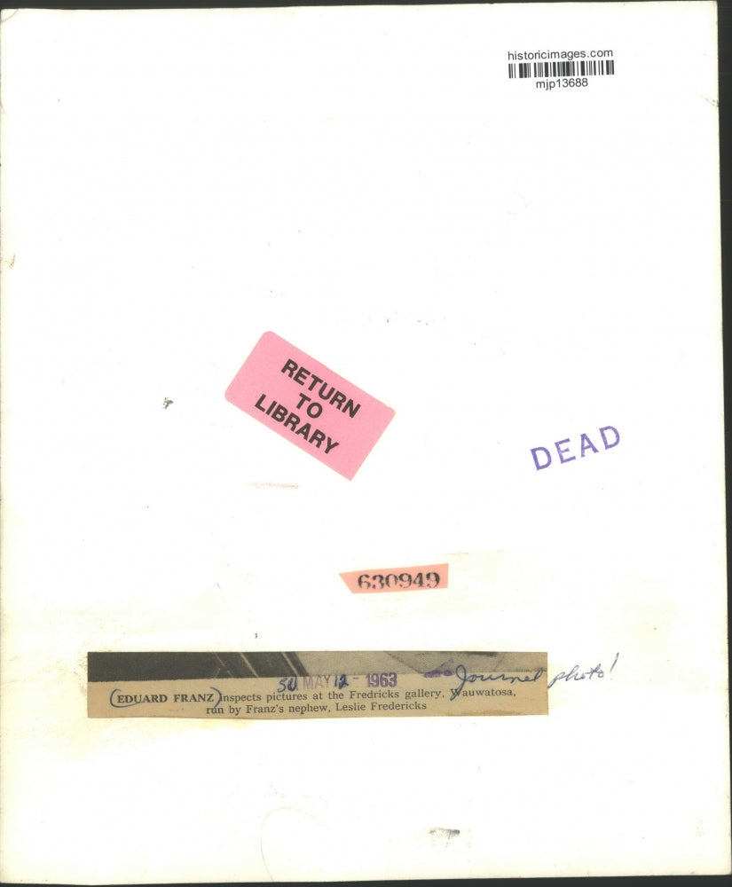 1963 Press Photo Eduard Franz inspects pictures at Fredricks gallery, Wauwatosa