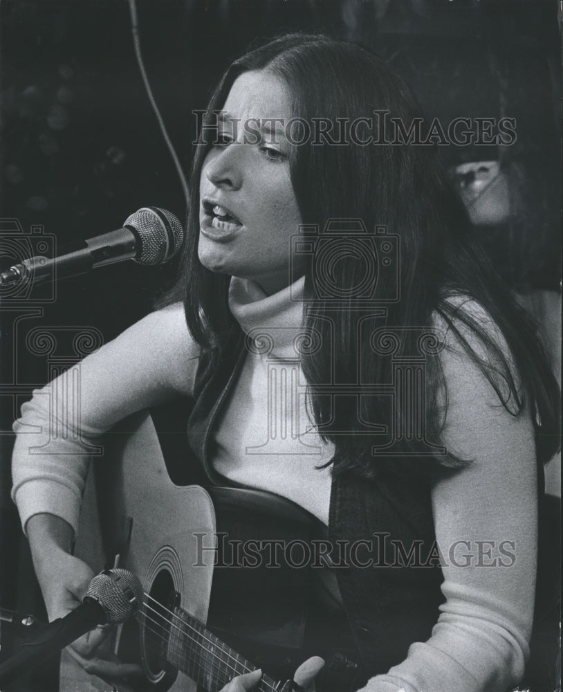 1977 Press Photo Foster, singing in a Milwaukee, Wisconsin bar. - mjp13872- Historic Images