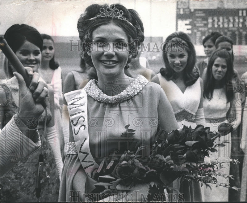 Load image into Gallery viewer, 1970 Press Photo Janice Fazio is crowned Miss Wisconsin at County Stadium

