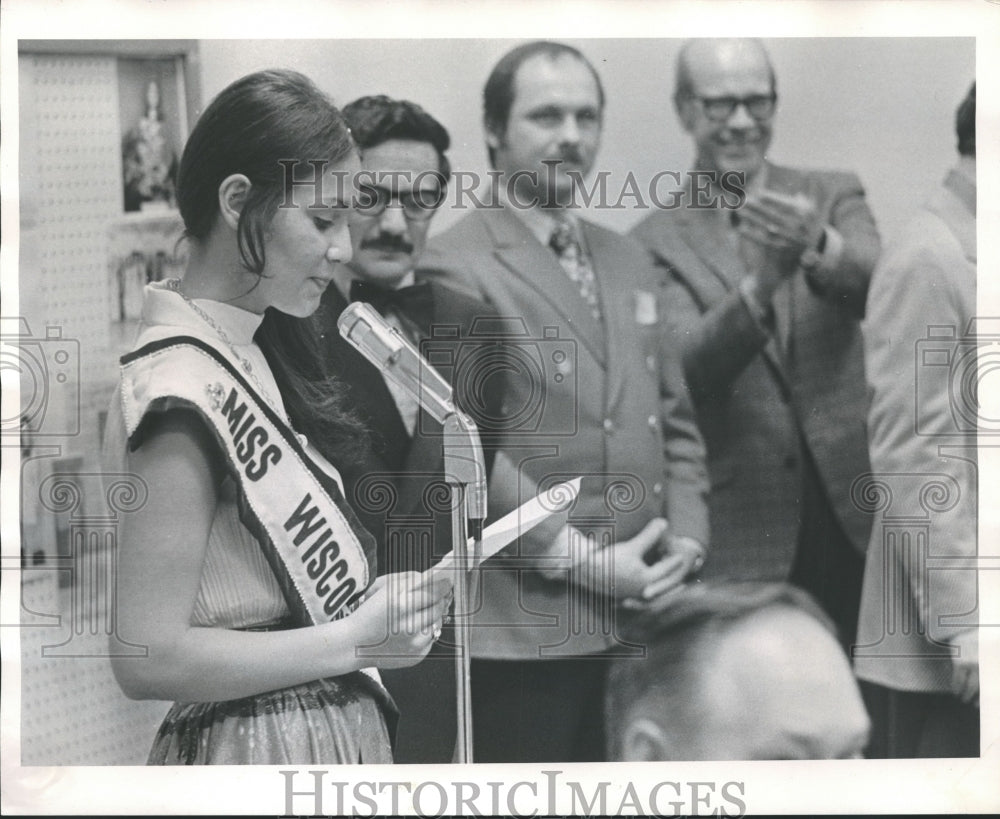 1971 Press Photo Miss Wisconsin Janice Fazio and Michael Ruppe Jr. - mjp13922- Historic Images