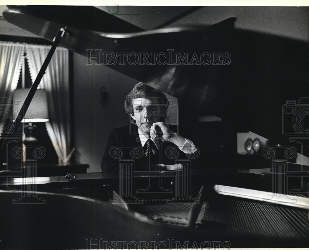1983 Press Photo Christopher Finkelmeyer received a $1000 scholarship.